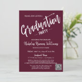 Moderne Burgund QR Code Foto Graduation Party Einladung (Stehend Vorderseite)