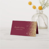 Moderne Burgund Red Gold Glitzer Edge Wedding Platzkarte (Rückseite)