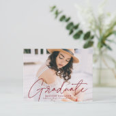 Moderne Burgund Script Foto Graduation Party Einladungspostkarte (Stehend Vorderseite)