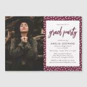 Moderne Burgund Script Foto Graduation Party Magneteinladung (Vorderseite)