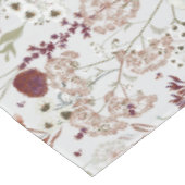 Moderne Burgund-Wildblumen | Elegant Boho Floral Tischdecke (Schrägansicht)