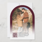 Moderne Burgundbogen-Foto-QR-Code-Hochzeit Einladung (Rückseite)