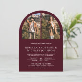 Moderne Burgundbogen-Foto-QR-Code-Hochzeit Einladung (Stehend Vorderseite)