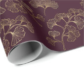 Moderne Burgunder-Ginkgo-Muster Geschenkpapier (Rolleneckpunkt)