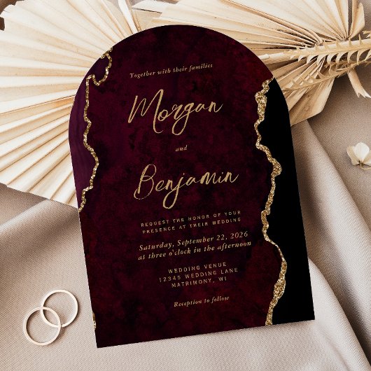 Moderne Burgunder-Gold-Achat-Bogen-Hochzeitseinlad Einladung