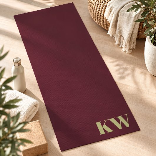 Moderne burgunderfarbene monogrammierte Initialen Yogamatte