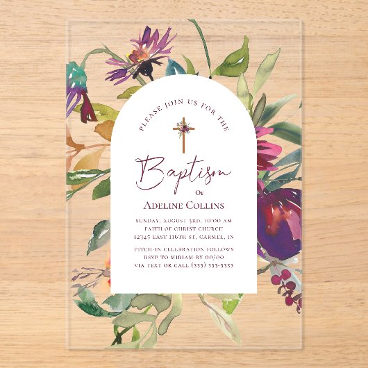 Moderne Burgundy Floral Elegante Script Taufe Acryleinladungen (Vorderseite)