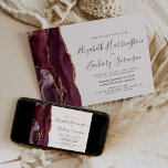 Moderne Burgundy Gold Agate Blush Hochzeit Einladung<br><div class="desc">Die links Kulisse dieser modernen Hochzeitseinladung besticht durch eine bordeauxrote Aquarellgrenze mit vergoldetem Imitat-Glitzer. Der anpassbare Text kombiniert Handschrift,  Copperplate und kursiv Schriftart in Holzkohlegrau auf einem rot-rosa Hintergrund. Auf der Rückseite ist ein passendes Bordeaux- und Gold-Agate-Design. Eine perfekte Farbkombination für eine Hochzeit im Herbst!</div>