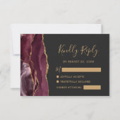 Moderne Burgundy Gold Agate Dark Wedding RSVP Card (Vorderseite)