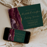 Moderne Burgundy Gold Agate Emerald Green Wedding Einladung<br><div class="desc">Die links Kulisse dieser modernen Hochzeitseinladung besticht durch eine bordeauxrote Aquarellgrenze mit vergoldetem Imitat-Glitzer. Der anpassbare Text kombiniert goldfarbene Handschrift,  Copperplate und kursiv Schriftart auf einem smaragdgrünen Hintergrund. Auf der Rückseite ist ein passendes Bordeaux- und Gold-Agate-Design.</div>