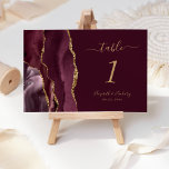 Moderne Burgundy Gold Agate Wedding Tischnummer<br><div class="desc">Der links Rand dieser modernen Hochzeitskarte mit einer bordeauxroten Aquarellgrenze,  die mit dem vergoldeten Glitzer der Imitate bestickt ist. Der anpassbare Text kombiniert goldfarbene Handschrift,  kursiv und kopperplate Schriftart auf bordeauxrotem Hintergrund.</div>