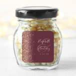 Moderne Burgundy Rose Gold Glitzer Edge Wedding Quadratischer Aufkleber<br><div class="desc">Dieser moderne Hochzeitsaufkleber besticht durch ein goldenes Design der Imitate Rose am links Rand. Pink-Rose auf dunkelbordeauxfarbenem Hintergrund leicht anpassen,  mit den Namen der Braut und des Bräutigams in handschriftlicher Kalligraphie über einen großen Ampersand.</div>