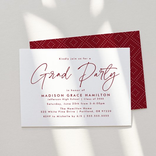 Moderne Burgundy Script Graduation Party Einladung