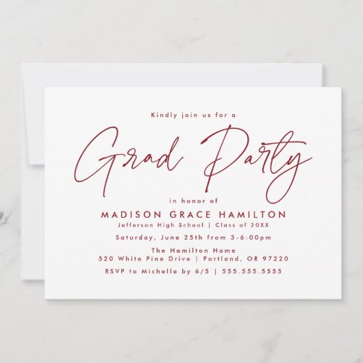 Moderne Burgundy Script Graduation Party Einladung (Vorderseite)