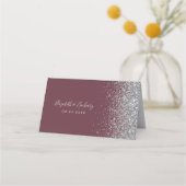 Moderne Burgundy Silver Glitzer Edge Wedding Platzkarte (Rückseite)