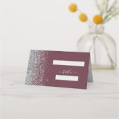 Moderne Burgundy Silver Glitzer Edge Wedding Platzkarte (Vorderseite)