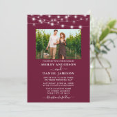 Moderne Burgundy String Lights Foto Wedding Einladung (Stehend Vorderseite)