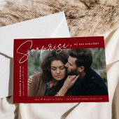 Moderne Burgundy Überraschung Foto Verlobung Ankündigung