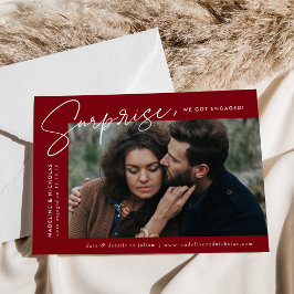 Moderne Burgundy Überraschung Foto Verlobung Ankündigung