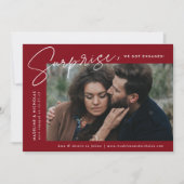 Moderne Burgundy Überraschung Foto Verlobung Ankündigung (Vorderseite)