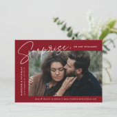 Moderne Burgundy Überraschung Foto Verlobung Ankündigung (Stehend Vorderseite)