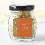Moderne Burnt Orange Gold Glitzer Edge Wedding Quadratischer Aufkleber<br><div class="desc">Dieser moderne Hochzeitsaufkleber besticht durch ein goldenes Imitat-Glitzer-Design am links Rand. Der goldfarbene Text auf einem verbrannten orangen Hintergrund lässt sich leicht anpassen,  wobei die Namen der Braut und des Bräutigams in handschriftlicher Kalligraphie über einen großen Ampersand verteilt sind.</div>