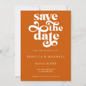 Moderne Burnt Orange Retro Typografie Hochzeit Save The Date (Vorderseite)