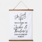 Moderne Calligrafy Engagement Party willkommen Wandteppich Mit Holzrahmen (Vorderseite)