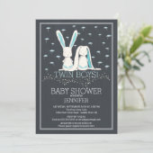 Moderne Chalkboard Bunny TWIN Boys Baby Dusche Einladung (Stehend Vorderseite)