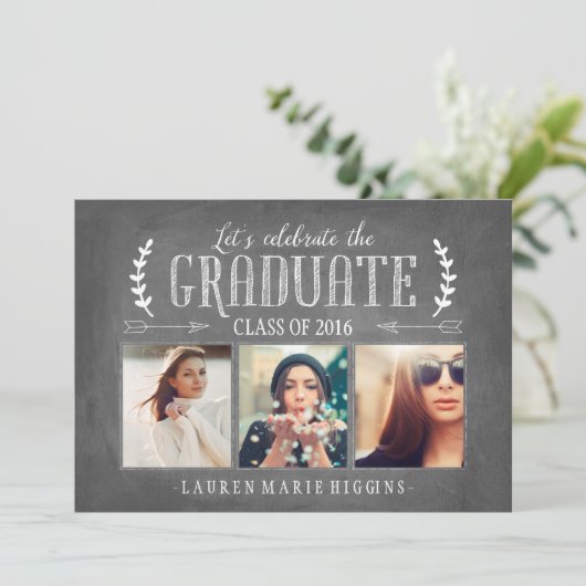 Moderne Chalkboard Graduation Party FotoCollage Einladung (Stehend Vorderseite)