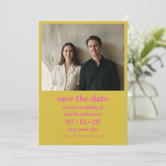 Moderne Chartreuse Rosa Gelb Fette Foto-Hochzeit Save The Date (Stehend Vorderseite)