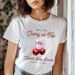 Moderne Cherry auf der Pink Bow Babydusche T-Shirt<br><div class="desc">Feiern Sie stilvoll mit unserer Kollektion "Modern Cherry On Top Pink Bow Baby Shower". Dieses charmante Set besticht durch ein spielerisches Kirschdesign und einen zarten rosa Bogen, der eine süße und raffinierte Touch in Ihre Babydusche bringt. Von Einladungen und Dankeschön-Karten bis hin zu Papiertassen, Servietten und Dekorationselementen - jedes Stück...</div>