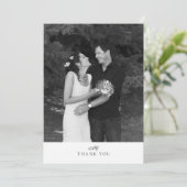 Moderne Chic Monogramm Foto-Hochzeit Dankeskarte (Stehend Vorderseite)