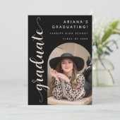 Moderne Chic Script Black & Tan Graduation Party Einladung (Stehend Vorderseite)