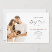 Moderne Chic Script Elegantes Foto Taufe Einladung (Vorderseite)