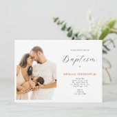 Moderne Chic Script Elegantes Foto Taufe Einladung (Stehend Vorderseite)