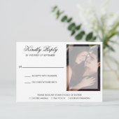 Moderne Chic Script Foto Hochzeit RSVP Karte (Stehend Vorderseite)
