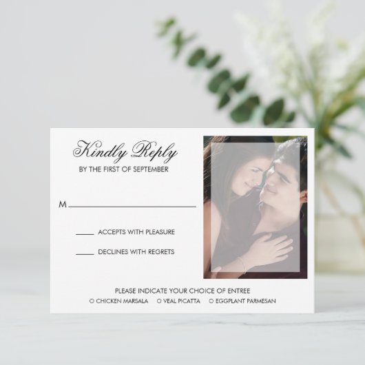 Moderne Chic Script Foto Hochzeit RSVP Karte (Stehend Vorderseite)