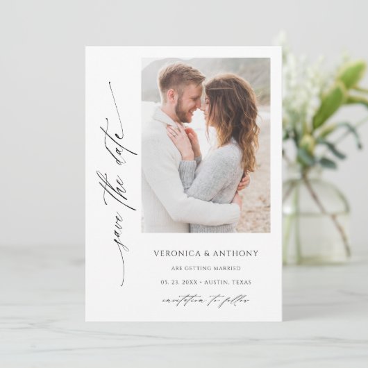 Moderne Chic Script-Foto Save the Date-Karte Date (Stehend Vorderseite)