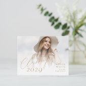 Moderne Chic Script-Klasse des 2025 Foto-Abschluss Postkarte (Stehend Vorderseite)