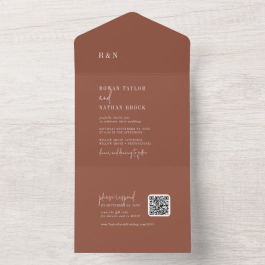 Moderne Chic Terracotta Rust QR Monogram Wedding All In One Einladung (Innen Boden)