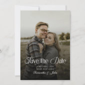 Moderne Chic-Typografie Schwarz-Weiß-Foto Save The Date (Vorderseite)