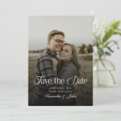 Moderne Chic-Typografie Schwarz-Weiß-Foto Save The Date (Stehend Vorderseite)