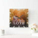 Moderne Chic Wedding Alles was Sie brauchen ist Li Quadratische Wanduhr<br><div class="desc">Chic Foto werfen Kissen mit Skript-Kalligrafie und moderne Typografie Lesen:" Alles was Sie brauchen ist Liebe "neben Ihren individuellen Namen. Personalisieren Sie mit Ihrem Lieblings-Foto,  Namen und Hochzeitsdatum. Großartiges Geschenk für den Valentinstag,  die Neugeborenen oder ein Jubiläum.</div>