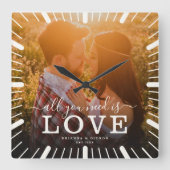 Moderne Chic Wedding Alles was Sie brauchen ist Li Quadratische Wanduhr (Vorderseite)