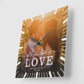 Moderne Chic Wedding Alles was Sie brauchen ist Li Quadratische Wanduhr (Winkel)