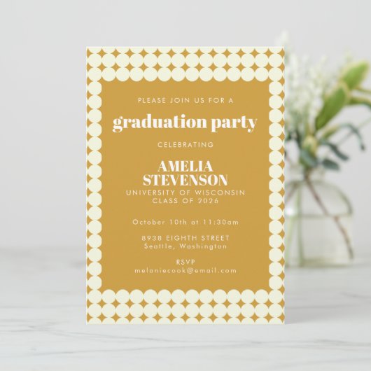 Moderne Chic Yellow Simple Dots Graduation Party Einladung (Stehend Vorderseite)