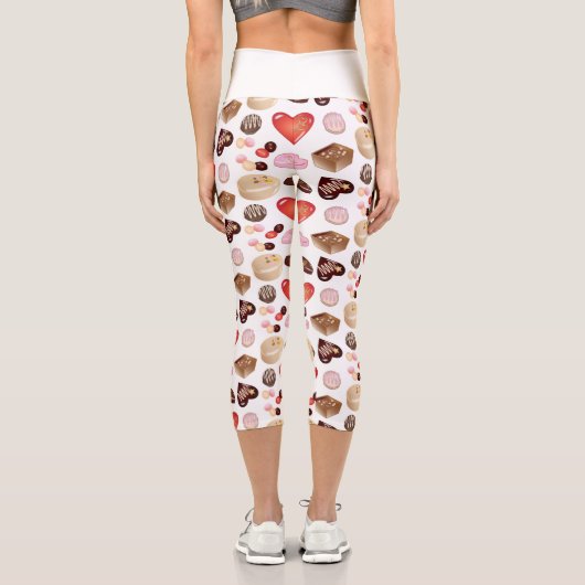 Moderne Chocolate Candy Heart Pattern Capri Leggings (Rückseite)