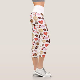 Moderne Chocolate Candy Heart Pattern Capri Leggings