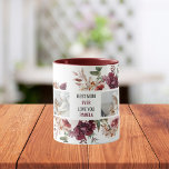 Moderne Collage Foto-Blume geben den Rahmen für be Tasse<br><div class="desc">Dieses moderne Collage Foto besticht durch hübsche Blume, die in einem bordeauxfarbenen Rahmen angeordnet sind. Das ist das ideale Geschenk für eine Mama in Ihrem Leben. Die einzigartige und personalisierte Touch eines Collage Fotos erfasst Erinnerungen und Momente, die gemeinsam geteilt werden, und macht es zu einem durchdachten und herzlichen Weg,...</div>